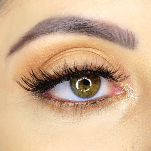 Luviri's 'Flossin' segmented lashes on a brown eye female with natural makeup