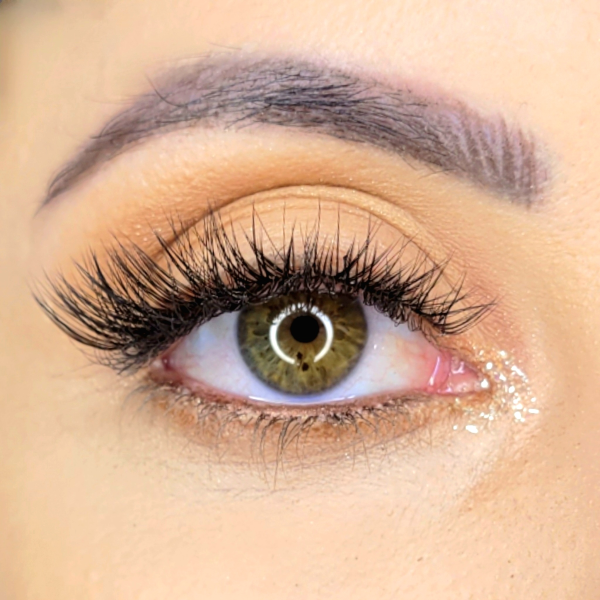 brown eyes natural makeup with segmented lashes in style 'Flossin'.